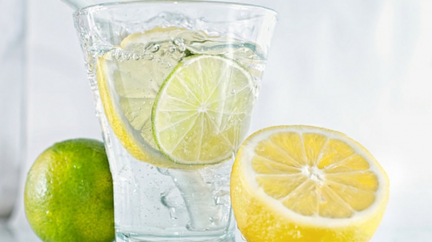 Topla voda s limunom će ubrzati vaš metabolizam i riješiti vas viška kilograma